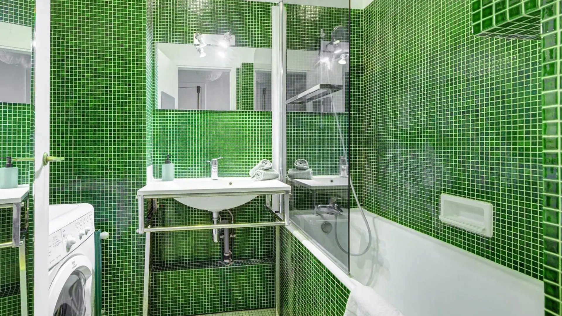 Lejlighed St Germain & Le Bon Marche With Balcony - Cityapartmentstay Paris
